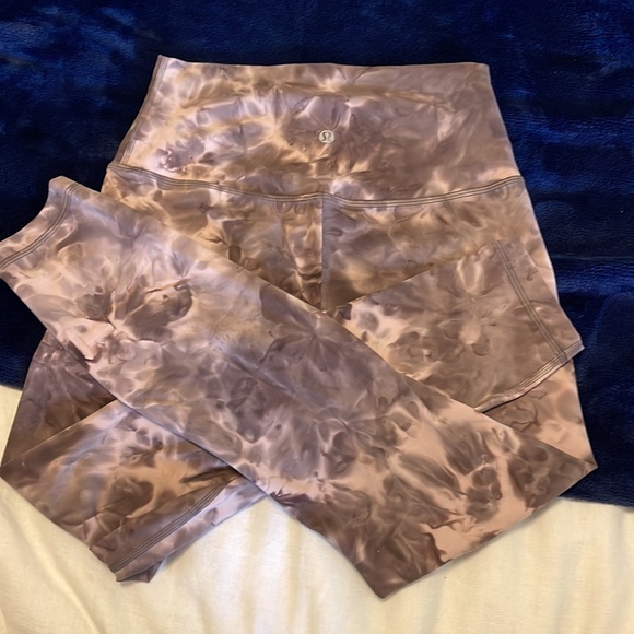 Size 4 Lululemon pink and cream multicolored aligne leggings. 25 inch length - Picture 2 of 2